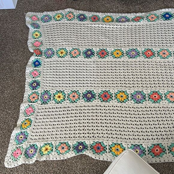 Vintage Hand Crocheted Granny Floral Cottagecore Boho Throw Blanket Afghan - Picture 3 of 11